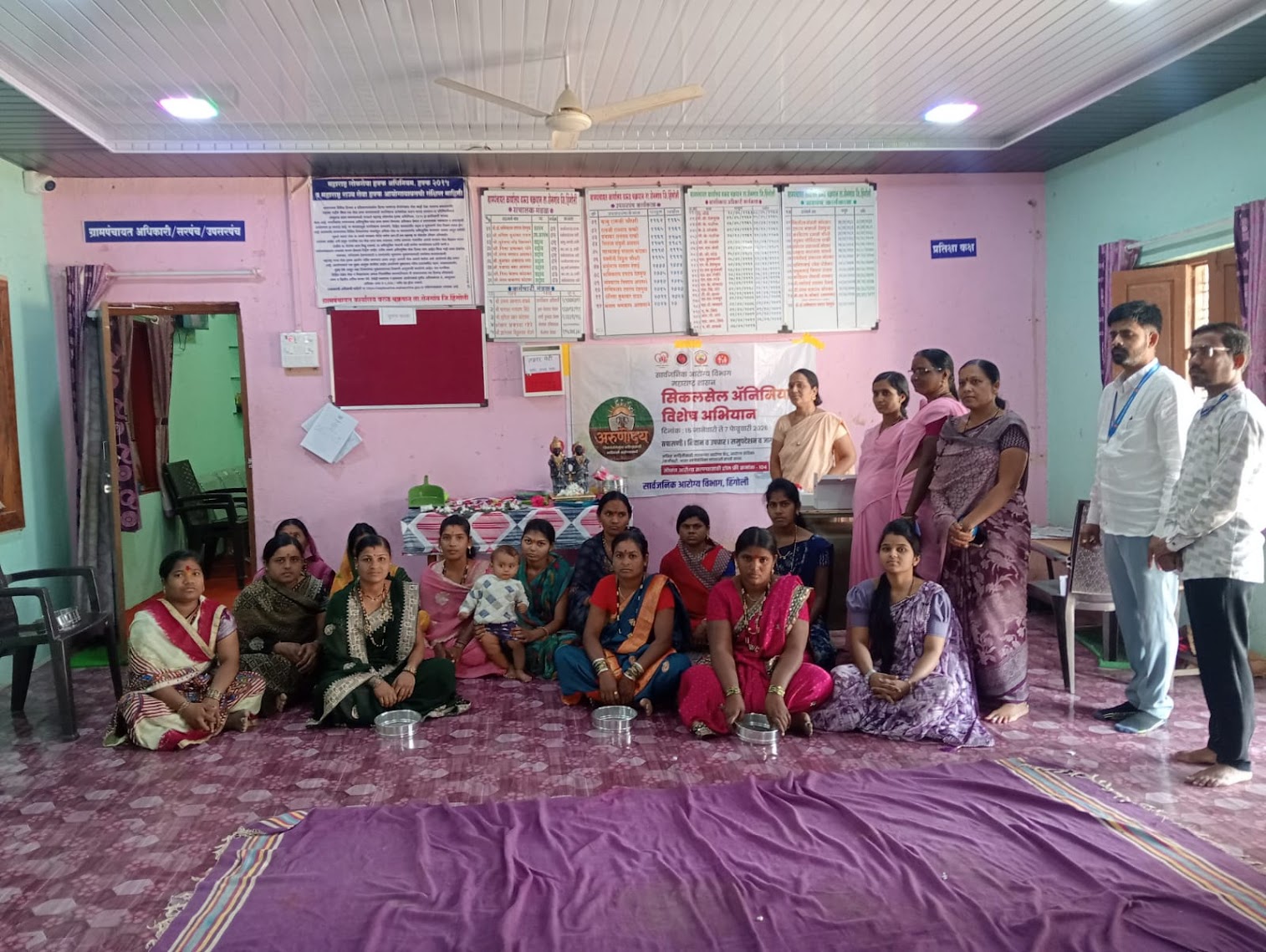 ग्रामपंचायत कार्यालय येथे हळदी कुंकू कार्यकम साजरा करतानी महिला 