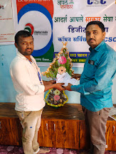 ग्रामपंचायत कार्यालय येथे ग्रा.प चा कर भरणा केल्याला व्यक्तीचा सत्कार करताना 