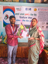 ग्रामपंचायत कार्यालय येथे ग्रा.प चा कर भरणा केल्याला महिलाचा सत्कार करताना 